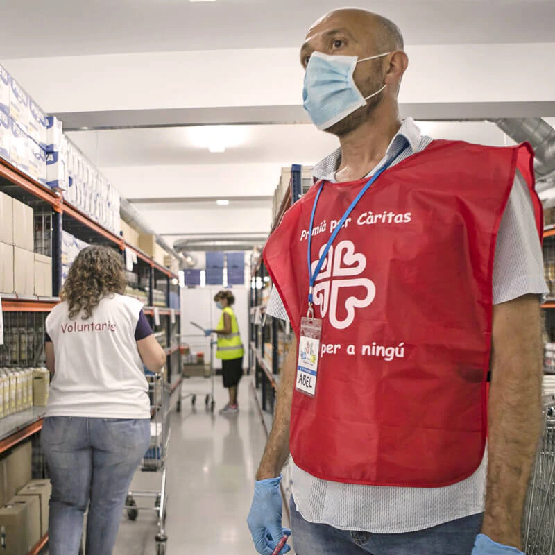 Voluntario de Cáritas en un proyecto de colaboración de la Fundación Ricardo Fisas